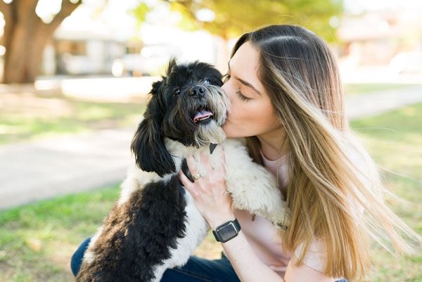 woman kissing her shih tzu